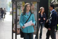 How I Met Your Mother – Völlig verwirrt läuft Tracy (Cristin Milioti) am Uni-Campus entlang, da sie glaubt, im falschen Kurs gewesen zu sein ...
