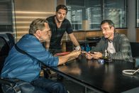 SOKO München – Arthur Bauer (Gerd Silberbauer, l.) und Dominik Morgenstern (Joscha Kiefer, M.) befragen Harry Gerling (Jan Sosniok, r.).