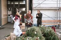In aller Freundschaft – Der Weihnachtsbaum für die Klinik-Weihnachtsfeier ist bei einem Unfall eines Weihnachtsmannes derart in Mitleidenschaft gezogen worden, dass er nun unbrauchbar ist. Irgendetwas muss den drei Freunden und Kollegen Dr. Kathrin Globisch (Andrea Kathrin Loewig, li.), Dr. Roland Heilmann (Thomas Rühmann, mi.) und Dr. Martin Stein (Bernhard Bettermann, re.) einfallen.
