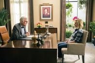 The Good Place – Nach ihrem Tot ist Eleanor (Kristen Bell, r.) fälschlicherweise in der Welt für die guten Menschen gelandet. Als ihr klar wird, was sie eigentlich in der schlechten Welt erwartet hätte, setzt sie alles daran, sich mit Hilfe von Michael (Ted Danson, l.) in der guten zurecht zu finden ...