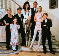 Die Nanny – (v.li.) Lauren Lane (C.C. Babcock), Madeline Zima (Grace Sheffield), Charles Shanghnessy (Maxwell Sheffield), Fran Drescher (Fran Fine), Daniel Davis (Niles), Nicholle Tom (Maggie Sheffield), Benjamin Salisbury (Brighton Sheffield).