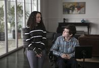 Speechless – Izzy (Kayla Maisonet, l.); JJ DiMeo (Micah Fowler, r.)
