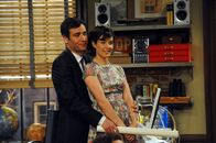 How I Met Your Mother – Das Jahr 2009 in Teds Vorstellung: Ted (Josh Radnor, l.) und Robin (Cobie Smulders, r.) ...