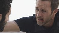 Hawaii Five-0 – Im Kampf gegen das Böse gibt Steve (Alex O'Loughlin, r.) immer alles ...