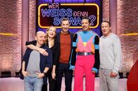 Wer weiß denn sowas? – Moderator Kai Pflaume (M.) und seine Rateteam-Kapitäne Bernhard Hoëcker (l.) und Wotan Wilke Möhring (r.) begrüßen in dieser Sendung die Sängerin, Schauspielerin und Musicaldarstellerin Ute Lemper (2.v.l.) und den TV-Juror, Choreograf und Model Jorge González (2.v.r.).
