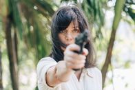 They Were Ten – Eve (Marianne Denicourt) fühlt sich bedroht und zeigt den anderen Hotelgästen, dass sie eine Waffe besitzt und sich zu wehren weiß.