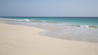 Traumorte – Der 11 Kilometer lange, weiße Strand von Santa Monica auf Boavista gehört weltweit zu den wichtigsten Nistplätzen der unechten Karettschildkröten.