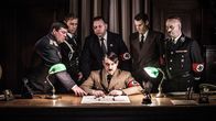 Komplizen des Bösen – Schauspieler am Set der Reihe: Adolf Hitler (Darsteller unbekannt, vorne, m.), Hermann Göring (Steve Munroe, l.), Reinhard Heydrich (Daniel Chapple, 2.v.l.), Martin Bormann (Jonathon Michaels, 3.v.l.), Albert Speer (Darsteller unbekannt, 2.v.r.) und Heinrich Himmler (Darsteller unbekannt, r.).