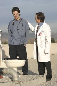 Scrubs - Die Anfänger – (v.li.) Zach Braff (John "J.D." Dorian), Michael J. Fox (Dr. Kevin Casey).