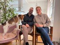Tierische Augenblicke – Gerold Rudle und Monica Weinzettl mit ihrer Hündin Piper.