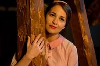 Velvet – Ana (Paula Echevarría) freut sich mit ihrer frisch verheirateten Freundin Rita.