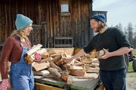 Die Bergretter – Markus (Sebastian Ströbel, r.) bringt es nicht übers Herz, Emilie (Stefanie von Poser, l.) von seinen Auszugsplänen zu erzählen.