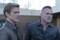 MacGyver – Müssen gegen oder mit einer Truppe von Kopfgeldjägern arbeiten: MacGyver (Lucas Till, l.) und Jack (George Eads, r.) ...