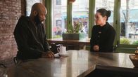 Elementary – Watson (Lucy Liu, r.) probiert mit der Hilfe von Shinwell Johnson (Nelsan Ellis, l.), dem Täter auf die Spur zu kommen. Doch kann sie ihm wirklich trauen?
