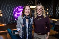Die Gruaberin – Monika Gruber (r.) und Christine Bronner posieren für ein Foto