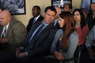The Mentalist – Arbeiten an einem neuen Fall: Wayne (Owain Yeoman, M.) und Grace (Amanda Righetti, r.) ...