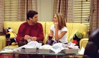 Friends – Damals, als Ross (David Schwimmer, l.) und Rachel (Jennifer Aniston, r.) die Einladungskarten für Monicas und Chandlers Hochzeit verschickt haben, knisterte es zwischen den beiden sehr.