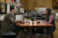The Big Bang Theory – Wird aus dem gemeinsamen Abend für Amy (Mayim Bialik, r.) und Sheldon (Jim Parsons, l.), trotz derren furchtbarer Laune, noch etwas?