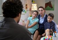 Geld.Macht.Liebe – ARD GELD.MACHT.LIEBE, Hauptabendserie, Folge 11 "Entmachtung", Deutschland 2009, Regie Christine Kabisch Uhr im Ersten. Martine (Gunther Gillian, links) erklärt seiner Frau Elena (Jana Klinge) und den beiden Kindern Carlos (Luca Jochen) und Cinzia (Elena von Eysmondt), dass er wieder zurück nach Argentinien geht.