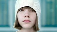 Nelly – Nelly (Antonella Lenauer) ist erschöpft.