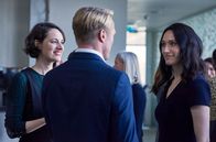Fleabag – v.l.n.r.: Fleabag (Phoebe Waller-Bridge), Klare (Christian Hillborg) und Claire (Sian Clifford)