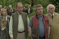 Inspector Barnaby – Nicht nur Charles King (Tom Chadbon, l.), der cholerische Rodney Widger (David Ross, mitte) und der Kaufmann Desmond Cox (Raymond Bowers, r.) beoachten angespannt, dass die Polizei im Erinnerungsgarten ein Loch aushebt. Rest: Komparsen