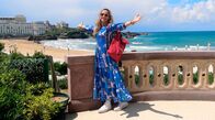 Wunderschön! – Moderatorin Tamina Kallert auf der Terrasse des berühmten Hotel du Palais in Biarritz.