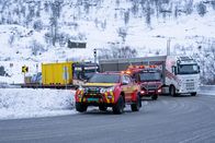Ice Road Rescue - Extremrettung in Norwegen – Thord und Erlend schneiden dem Dänen die Ketten ab und befestigen sie. Der dänische Fahrer hat Ice Road Rescue gesehen und fragt sich, wie Thord es schafft, in der Kälte ohne Handschuhe zu arbeiten (National Geographic/ITV Studios Norway AS).