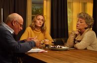 Die Heiland - Wir sind Anwalt – Romy (Christina Athenstädt, M.) sucht Rat bei ihren Eltern Karin (Peggy Lukac, r.) und Paul (Rüdiger Kuhlbrodt, l.).