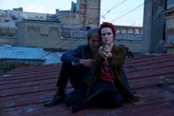 Lang lebe Charlie Countryman – Nigel (Mads Mikkelsen, l.); Gabi Ibanescu (Evan Rachel Wood, r.)