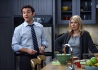 The Grinder - immer im Recht – Wie geht Stewart (Fred Savage, l.) damit um, dass Debbie (Mary Elizabeth Ellis, r.) tatsächlich immer Zuhause ist, nachdem sie so übermütig ihren Job gekündigt hatte?
