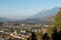 Leben mit Vulkanen – Die guatemaltekische Kleinstadt Antigua mit dem Vulkan Fuego im Hintergrund