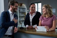 Die Rosenheim-Cops – Oliver Sterzer (Leopold Hornung, l.) gibt sich den Damen Grasegger (Ursula Maria Burkhart, M.) und Lange (Sarah Thonig, r.) an der Information der Kripo Rosenheim extrem selbstbewusst. Während Frau Grasegger skeptisch reagiert, ist Frau Lange direkt begeistert angesichts seines Charmes.