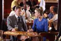 Scott & Bailey – Adrian Scott (Tony Pitts, Mitte l.); DC Janet Scott (Lesley Sharp, Mitte r.)