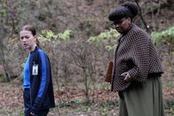 Fallen – Luce (Jessica Alexander, l.) macht beim Joggen eine verstörende Entdeckung. Doch als sie Miss Sophia (Sarah Niles, r.) dorthin bringt, ist plötzlich nichts mehr so, wie es schien.