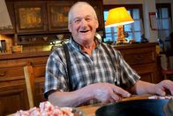 Zu Tisch ... – Maurice schneidet Bauchspeck für den Kohlkuchen.