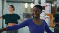 L'Opéra - Dancing in Paris – Die Aufführung "White Noise" rückt immer näher. Doch die Frage der Besetzung bleibt bis zuletzt ungeklärt. Nun bekommt Flora (Suzy Bemba, r.) ihre erste Chance, auf der Bühne aufzutreten.