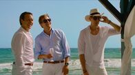 Exit – Adam (Simon J. Berger, l.), Henrik (Tobias Santelmann, M.) und William (Pĺl Sverre Hagen, r.) genießen die Party für den elitären Club der Superreichen. Die Stimmung in Saint-Tropez ist ausgelassen und kein Wunsch bleibt offen.