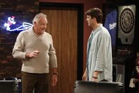 Two and a Half Men – Verstehen sich prächtig: Rick (Bill Smitrovich, l.) und Walden (Ashton Kutcher, r.) ...