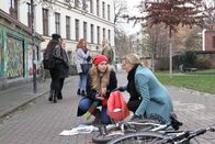 In aller Freundschaft – Dr. Lea Peters (Anja Nejarri, vorn, re.) hat mitbekommen, dass Lisa Schroth (Ella Zirzow, vorn, li.) in der Schule gemobbt wird. Morgens ist Lea zur richtigen Zeit an Ort und Stelle, um Lisa aus einer brenzligen Situation zu helfen. Lisa ist dankbar und offenbart Lea, dass sie dafür verantwortlich ist, dass Marlen mit einer schweren Kopfverletzung in der Sachsenklinik liegt. Marlen hat sie derart provoziert, dass Lisa sie geohrfeigt hat. Dass Marlen dadurch mit dem Kopf an einen Haken gestoßen ist, war ein Unfall.