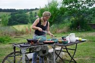Die Genussbäuerin – Jenny Gruber am Grill auf Wiese