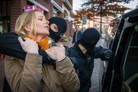 Notruf Hafenkante – Mattes (Matthias Schloo, hinten) muss mit ansehen, wie seine neue Flamme Alina (Teresa Weißbach) auf offener Straße von maskierten Männern entführt wird.