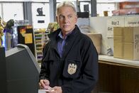 Navy CIS – Überfall mit tödlichen Folgen: NCIS-Chef Gibbs (Mark Harmon) tappt noch im Dunkeln - wieso flüchtet ein wichtiger Zeuge vom Tatort?