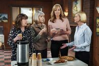 Mom – (v.l.n.r.) Wendy (Beth Hall), Marjorie (Mimi Kennedy), Bonnie (Allison Janney), Jill (Jaime Pressly)