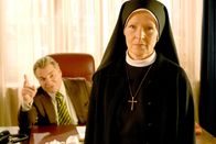 Um Himmels Willen – Die Mutter Oberin (Rosel Zech) will sich mit Wöller (Fritz Wepper) einigen.