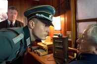 Tatort – (v.l.n.r.) Bernhard Tabler (Cornelius Obonya), Hagen von Strelow (Ludwig Simon) und der Postbeamte Karl (Gerd Lohmeyer).