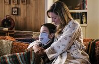Young Sheldon – Noch zeigt Mary (Zoe Perry, r.) Verständnis für Sheldons (Iain Armitage, l.) Angst vor einer Erkältung ...