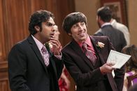 The Big Bang Theory – Sogar Raj (Kunal Nayyar, l.) ist erstaunt, als er sieht wen Howard (Simon Helberg, r.) als Trauredner für Sheldon und Amy engagiert hat ...