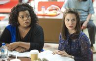 Community – Nachdem Shirley (Yvette Nicole Brown, l.) nun endlich ihren Sandwichladen auf dem Campus eröffnen darf, kommt es bald zum Streit zwischen ihr und Pierce, der das Projekt mitfinanziert hat. Annie (Alison Brie, r.) und die Anderen stehen hinter ihr ...