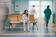 In aller Freundschaft – Jasmin Hatem (Leslie-Vanessa Lill) geht die Geschichte einer Patientin sehr, sehr nahe.